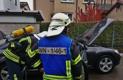 Mercedes brennt im Hinterhof eines Sonnenstudios aus - Feuerwehr Waiblingen im Loeschangriff